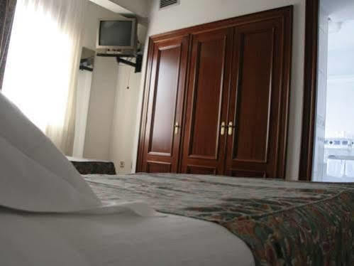 Hostal Gran Via Levante Torrevieja Exterior photo
